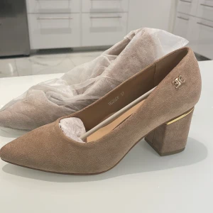 Italian Style Klackskor - Italian Style Klackskor. Helt nya oanvända. Strl 37/37.5 (känns lite stora i storlek så mer 37.5)  med 6-7 cm klack. 