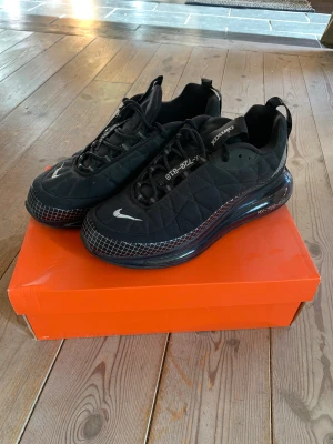 Nike Air Max 720-818 - Nike Air Max 720-818 i fint skick, storlek 44. Knappt använda. Köpta på FootLocker för 1800.   Hör görna av dig o msu har några frågor!  3000kr på StockX Skickar bara