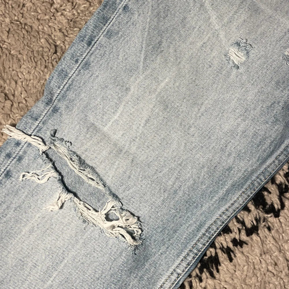 Säljer ett par jeans från zara i storlek 36. Bra skick. Kontakta vid frågor💕. Jeans & Byxor.