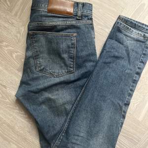 Stilrena Slim jeans från J.Lindberg. Storlek 30/32. Riktigt bra skick utan några som helst defekter. Nypris ligger på 1500. Säljer för 399