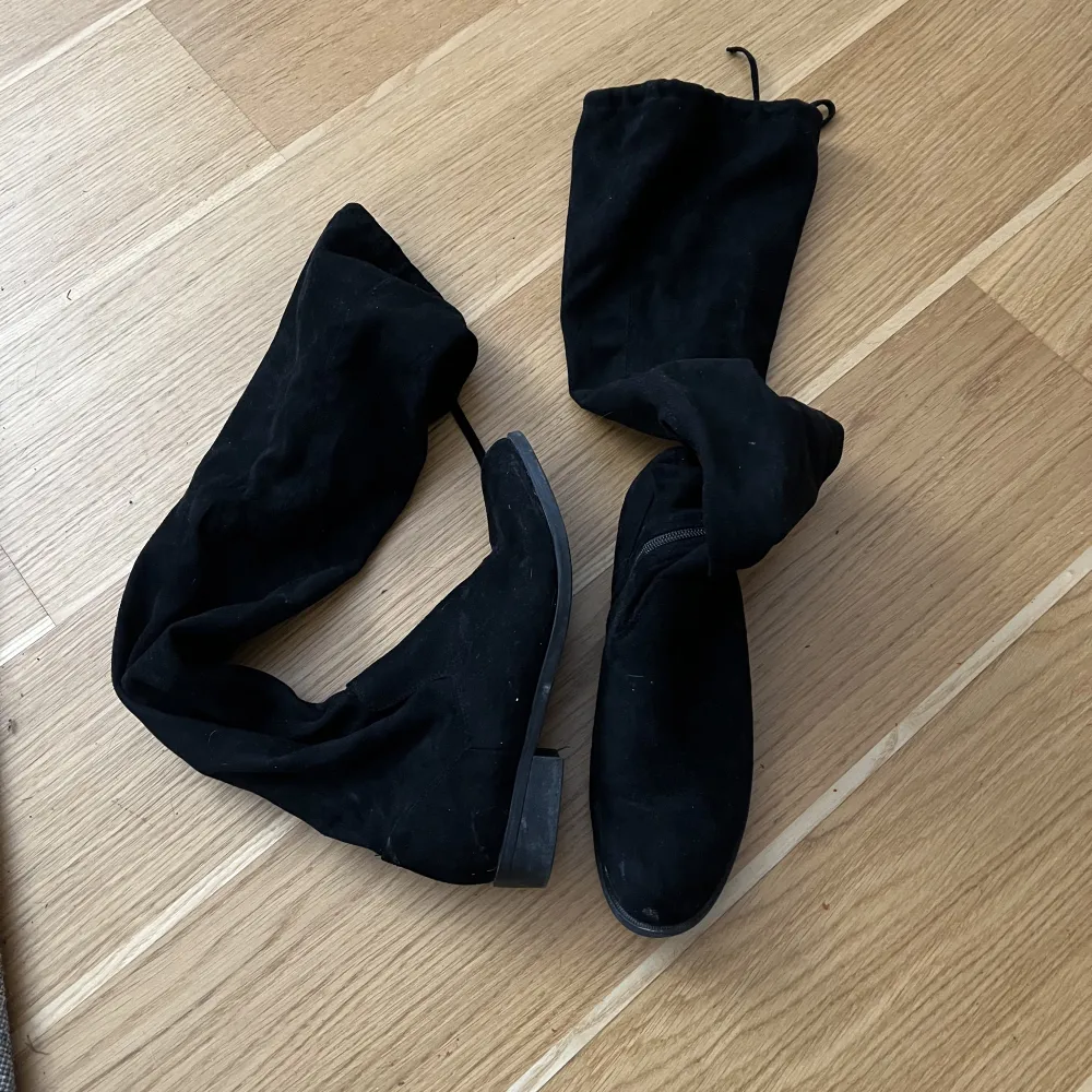 Overknee boots i suede material. Storlek 39. Lite ytligt damm som lätt kan putsas bort. . Skor.