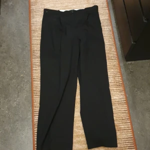 Baggy kostym byxor - Säljer baggy kostym byxor från weekday. Nysick använda 1 gång. St 52  Nypris 670  Säljer för 300