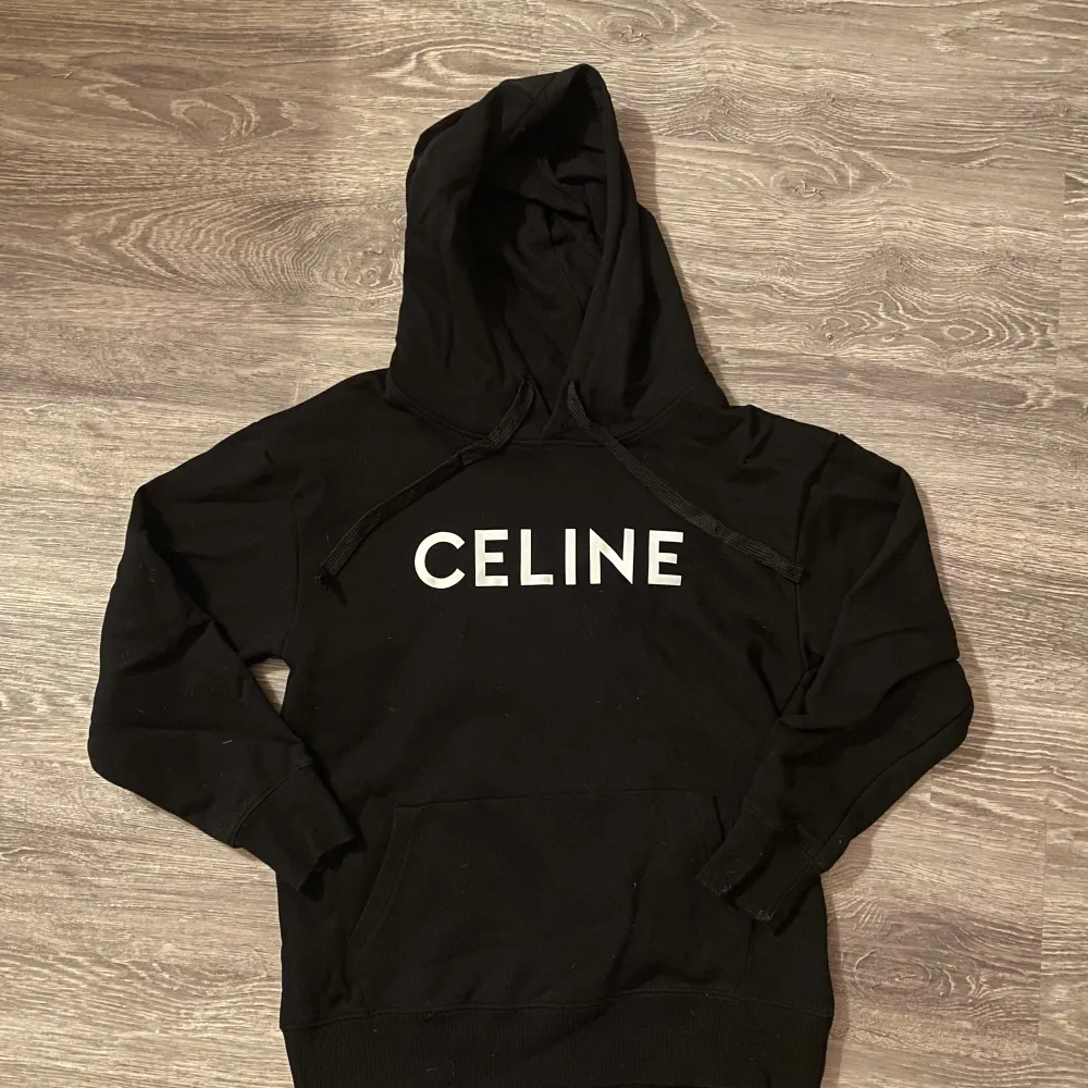 Säljer helt oanvänd Celine hoodie , storlek s, 10/10 kvalitet och väldigt bra pris. 1:1. Hoodies.