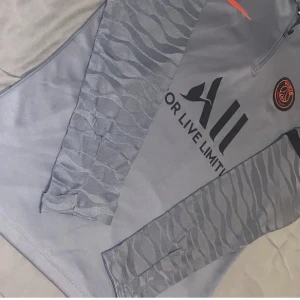 Psg Tracksuit  - Säljer denna psg tracksuiten som är knappast använd. Herrstorlek S. Använd gärna ”köp nu” knappen 🤍