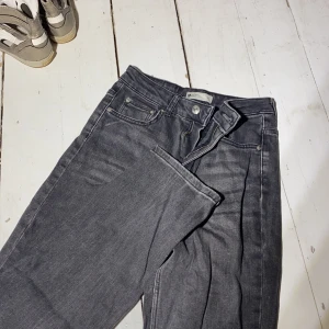 Jeans  - Grå/svarta jeans raka