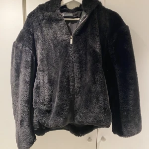 Mysig jacka från zara - Jättemysig fluffig svart jacka från zara i strl M, knappt använd och i bra skick