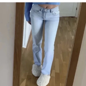 Lågmidjade jeans - Säljer dessa jeansen från zara då dem inte kommer till användning. Använda ett fåtal gånger. Det står att dem är midrised men skulle säga att dem är lågmidjade. Priset kan diskuteras🤍 Bilderna är lånade men skriv för fler bilder!!🥰🥰