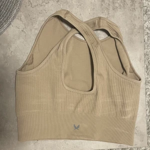 Träningströja - Beige Träningströja som är croppad.