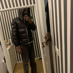 Moncler jacka  - Moncler jacka - herr  Passar tjejer också  Stl S herrar  Vid snabb affär kan jag dra ner priset till 850kr🌸 ALDRIG ANVÄND 