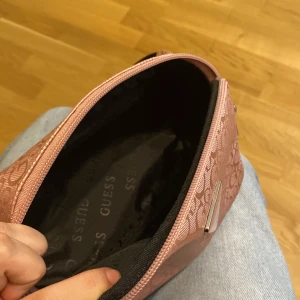 Guess råsa Axelväska/Midjeväska - (Nyskick) Har inte kommit till användning väldigt mycket plats i den använd 1 gång väldigt fin men iget som kommit till användning för mig.  Ordinarie pris 500kr 