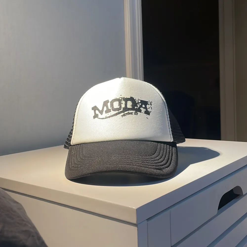 MADEBYMODA truckerkeps. Endast testad.. säljer pågrund av att den inte passade 😊. Accessoarer.