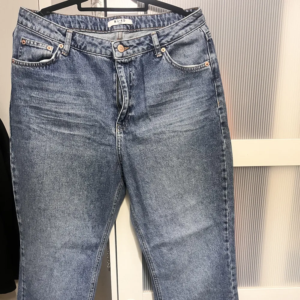 Fina oanvända jeans från na-kd, mid waist jeans. Har använt de högts två gånger, de är fortfarande i fint skick:) Dma snälla ifall ni vill köpa<33 (de var köpta för 599kr :D) . Jeans & Byxor.