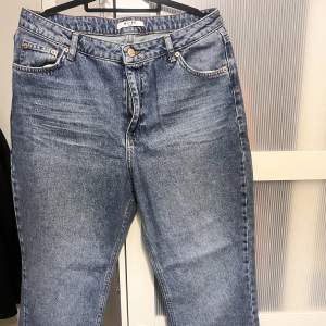 Fina oanvända jeans från na-kd, mid waist jeans. Har använt de högts två gånger, de är fortfarande i fint skick:) Dma snälla ifall ni vill köpa<33 (de var köpta för 599kr :D) 