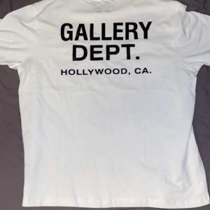 Gallery dept t shirt storlek M. Men rätt så stor i storleken. Knappt använd.