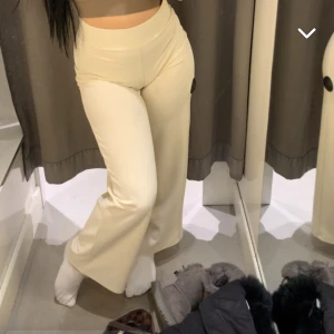 Byxor  - Stretchiga byxor köpta på Ginatricot, stora i storleken 🦋