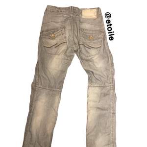 Jättefina vintage J&J jeans. Relativt rak passform. Skriv om frågor!