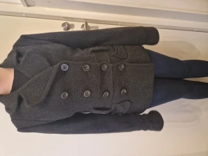 Kavaj jacka vero moda - Mörkgrå Kavaj jacka med några år på nacken. 