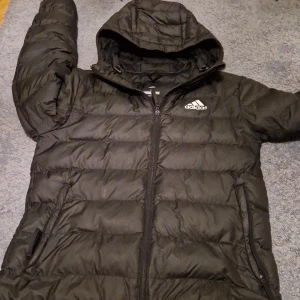 Addidas jacka - Varm jacka perfekt för nurvarande väder men även för vinter.  Har använt den i två vintrar och den är i jättebra skick. Säljs för jag köpte en ny. Vill bara få bort den