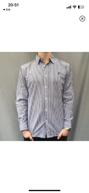 Ralph Lauren skjorta - Säljer en randig Ralph Lauren skjorta. Den är i nytt skick och endast använd fåtal gånger. Hör gärna av dig vid frågor.