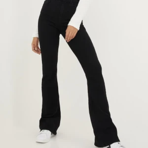 Bootcut jeans - Stretchigt material🖤  Ordinariepris: 449kr