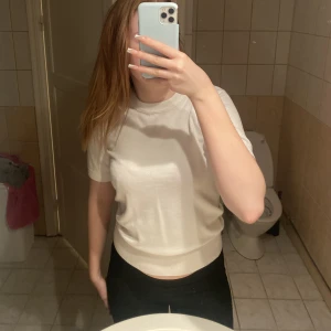 Stickad tshirt med ballongärm  - Ljusbeige/vit finstickad tshirt med ballongärm💕