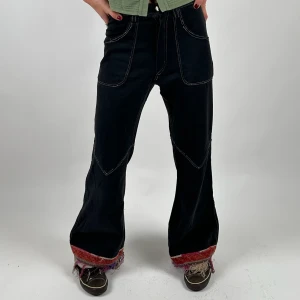 Jeans - Modell är storlek S, längd 175cm  Inköpta på en handel i Marocko 