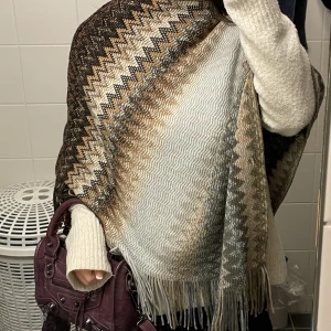 Missoni poncho  - Världens snyggaste poncho med missoni mönster! perfekt att slänga över nu på vintern, nästan aldrig använd🤎