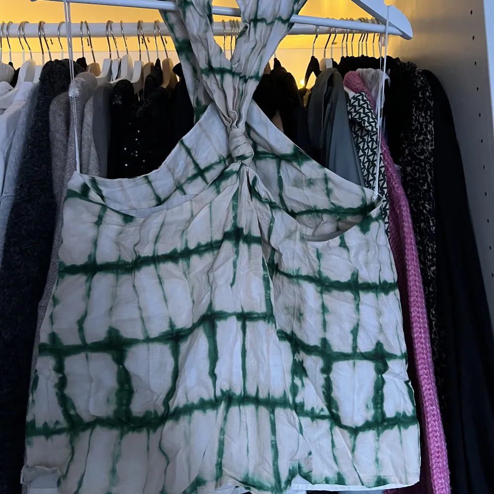 Ett grönt/vit linne från zara, använd fåtal gånger💚🤍 nypris 249. Toppar.