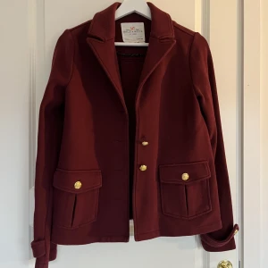 Röd kavaj/jacka  - Super söt vinröd jacka/kavaj, perfekt nu till julen. Tyvärr saknas en knapp och en knapp är lös, men de är ba att sy på och så syns de inte Annars är de superbra skick! 