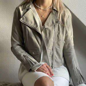 Beige skinnjacka - Beige skinnjacka från H&M i läderimitation. Lite slitage i kragen men annars i bra skick. 