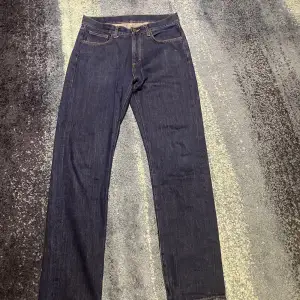 Ett par Riley jeans från brothers. Använde fåtal gånger skick 9/10. Dom är regular fit och i storlek W29 L32 och färgen är mörkblå. Ny pris ligger runt 899kr men jag har ingen användig för dom så säljer dom billigt!
