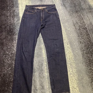 Riley jeans - Ett par Riley jeans från brothers. Använde fåtal gånger skick 9/10. Dom är regular fit och i storlek W29 L32 och färgen är mörkblå. Ny pris ligger runt 899kr men jag har ingen användig för dom så säljer dom billigt!