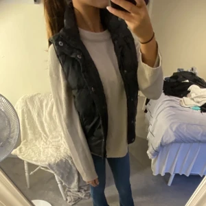 Svart väst - Svart dunväst, ganska tjock. Köpt för flera år sedan men i bra skick! Säljer pga för mycket kläder🩷