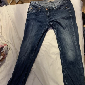 Low waist jeans - Det står ingen storlek men jag skulle säga att dom är ungefär 36/38. Dom är bootcut. Säljer på grund av att jag växt ur dom 