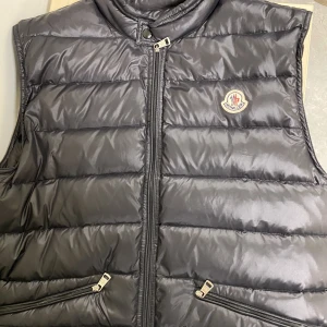 Moncler väst  - Säljer nu min Moncler gui väst i storlek m den är i väldigt fint skick inte smutsig och inga skador. Skriv för mer info och bilder.kan gå ner i pris vid snabb affär 