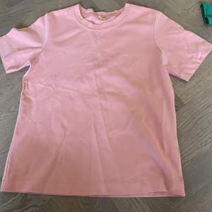 Jätte fin rosa arket T-T-shirt i en fin rosa färg Jätte bra skick princip aldrig använd. Väldigt bra kvalitet fint och tjockt tygg. Skriv för mer information eller bilder pris kan diskuteras. 