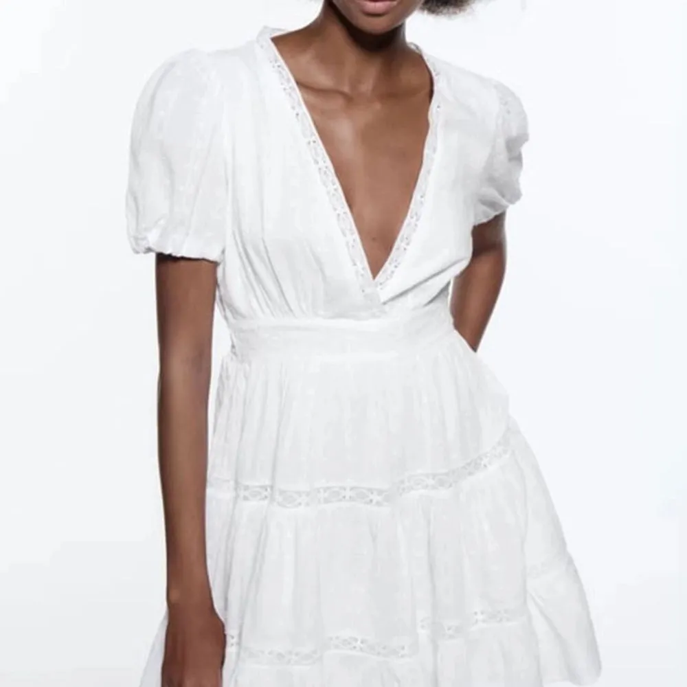 En vit klänning från Zara som passar perfekt till sommaren eller studenten. Endast använd en dag och är tvättad och som i nyskick. Storlek S💓. Klänningar.
