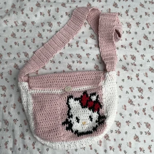 ’Hello Kitty väska’  - En söt gullig hello Kitty väska i bra kvalitet och har mycket utrymme💞, Denna necessär är lite större än de andra jag har gjort så därav är den lite dyrare (samt har den ett ”broderat” märke) 💋den är gjord av ’Cotton garn’ och har ett starkt längre band ⭐️