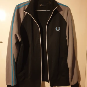 Fred perry zip - Svart tröja med med grå ärmar med blå rand. Storlek M. Fint skick :)
