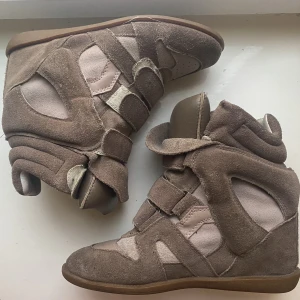 Isabel Marant skor  - Isabel marant skor i storlek 39, men passar även 38 då de brukar vara små i storleken. Bra skick men smutsiga och därav priset. Skickar gärna fler bilder🩷🩷