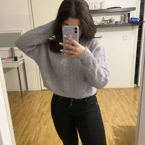 stickad tröja - säljer en croppad stickad tröja ifrån gina tricot den är ljuslila i färgen