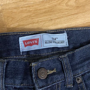 levis jeans - jättefina jeans som tyvärr är för små för mig, skriv för fler bilder och skriv pris så vi kan diskutera de:)