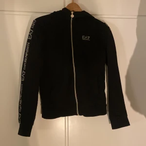 Armani zip luvtröja - Säljer en jätte fin Armani zip tröja-EA7 i jätte fint skick, säljs pga att den ej används, knappt använd. Skriv om du vill ha fler bilder eller frågor. Nypris 1100, ser ny ut därav priset 