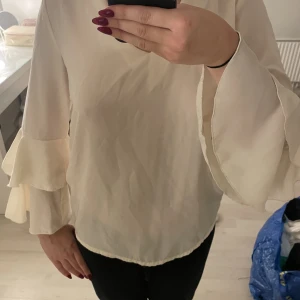 Blus - Fin blus med volang ärmar