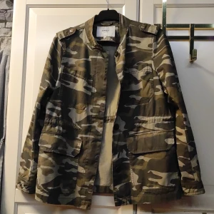 Camo jacka - Fin camouflage mönstrad jacka. Väl använd men i bra skick.