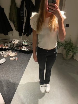 Volang linne - Säljer detta linne/blusen med volanger från zara. Använd en gång då de inte riktigt är min stil. Väldigt gullig!💕skulle säga att den är mer åt det krämvita hållet än vit!