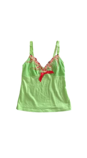 Grönt linne - Snyggt grönt linne med broderi som passar xs eller s. Rosetten är inte kvar.