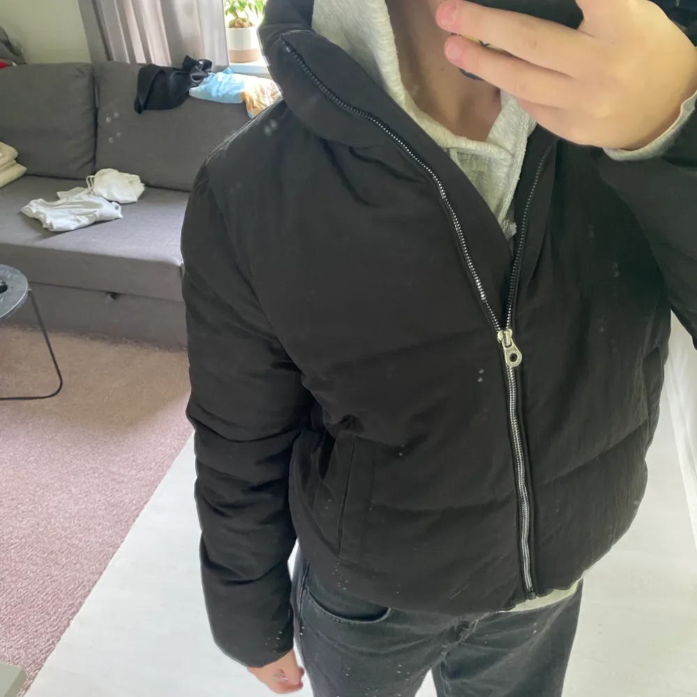Säljer denna fina svarta jacka ifrån Only som är perfekt till vintern. Det är en lite kortare modell och är i storlek M!🖤🖤. Jackor.