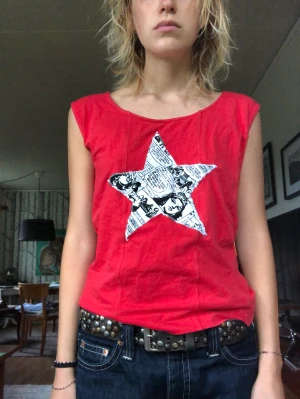 Röd topp - Egengjord/ omsydd röd topp som jag säljer då den dessvärre inte passar mig. 