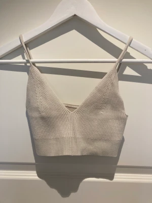 Topp - En jättefin stickad topp från H&M bra skick💞